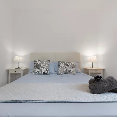 Lirio Blanco De Dunas Canarias * بلايا ديل إنغلز